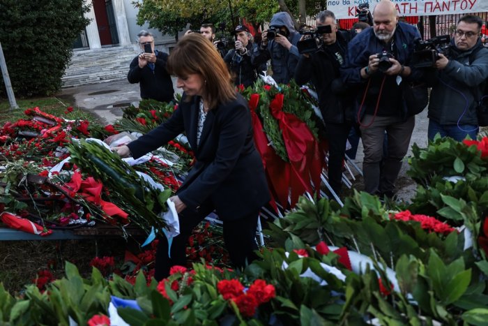 Foto (© ek): Staatspräsidentin Katerina Sakellaropoulou bei der heutigen Kranzniederlegung.
