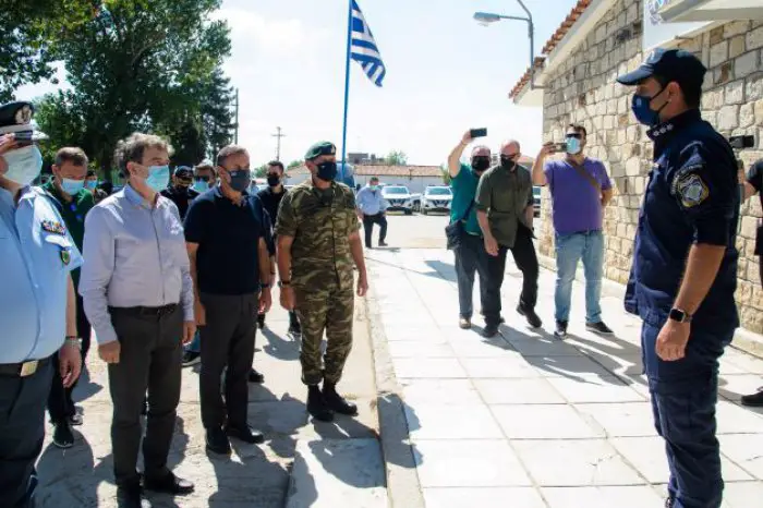 Unsere Fotos (© Eurokinissi) entstanden während eines offiziellen Besuches von Bürgerschutzminister Michalis Chryssochoidis und Verteidigungsminister Nikos Panagiotopoulos in Orestiadia.