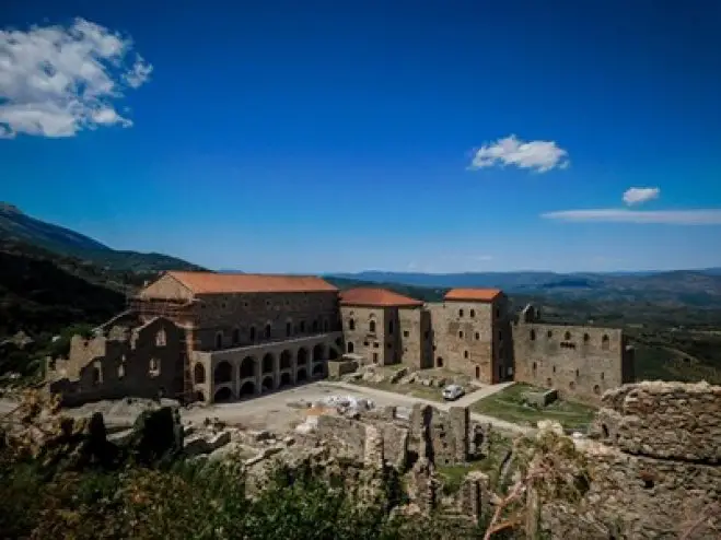In der Nähe der byzantinischen Stätte Mystras auf der Peloponnes (s. Foto: © Eurokinissi) versteckte ein Mann über Jahre die Leiche seines Vaters. 