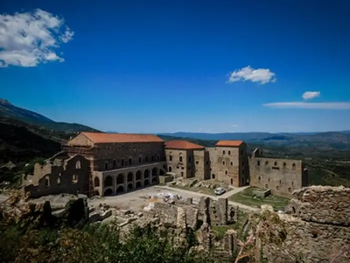 In der Nähe der byzantinischen Stätte Mystras auf der Peloponnes (s. Foto: © Eurokinissi) versteckte ein Mann über Jahre die Leiche seines Vaters.