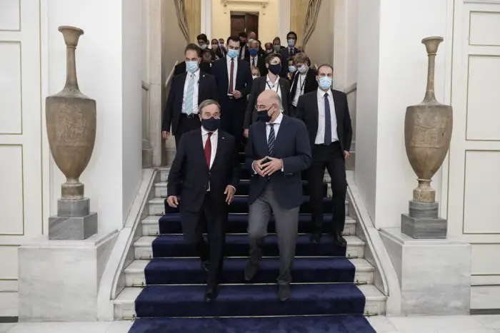 Unser Archivfoto (© Eurokinissi) entstand im vergangenen August nach einem Treffen zwischen dem griechischen Außenminister Nikos Dendias (r.) und dem Ministerpräsidenten von Nordrhein-Westfalen Armin Laschet.