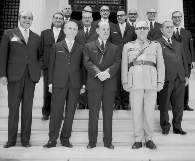 Die Regierung unter Diktator Giorgos Papadopoulos 1968 (vorne, 2. v. r.; Archivfoto: © Eurokinissi)