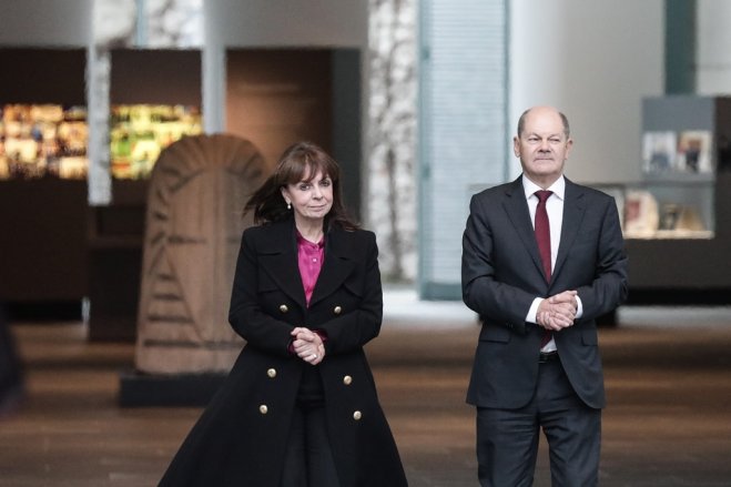 Unsere Fotos (© Eurokinissi) entstanden während des offiziellen Besuchs von Staatspräsidentin Katerina Sakellaropoulou in Berlin.