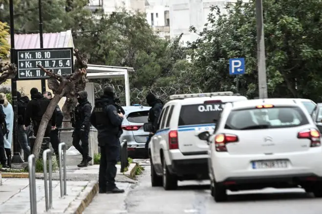Unser Foto (© Eurokinissi) entstand während einer früheren Operation der Griechischen Polizei, um Verbrechen der „Greek Mafia“ aufzuklären.