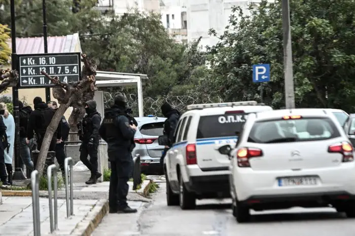 Unser Foto (© Eurokinissi) entstand während einer früheren Operation der Griechischen Polizei, um Verbrechen der „Greek Mafia“ aufzuklären.
