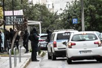 Unser Foto (© Eurokinissi) entstand während einer früheren Operation der Griechischen Polizei, um Verbrechen der „Greek Mafia“ aufzuklären.