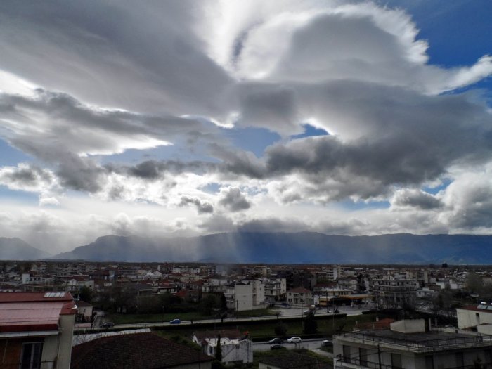 Unser Archivfoto (© Eurokinissi) zeigt den Blick auf Wolken in Trikala.