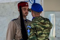 Unser Archivfoto (© Eurokinissi) zeigt wie ein Evzone der Präsidentengarde in Athen während einer Hitzewelle mit fast 40 Grad Celsius am Donnerstag, 24. Juli 2025, von einem Offizier versorgt und der Schweiß aus dem Gesicht gewischt wird.