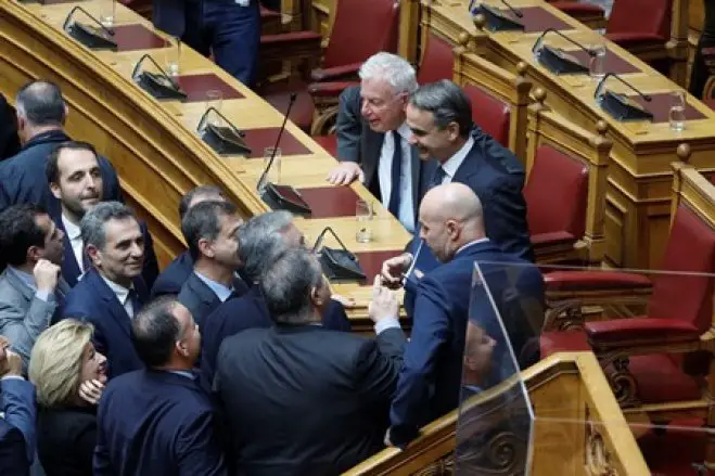 Gratulationen für Premier Kyriakos Mitsotakis nach der Abstimmung (Foto: © Eurokinissi) 