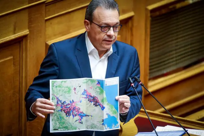 Unser Archivfoto (© Eurokinissi) zeigt SYRIZA-Chef Sokratis Famellos während einer Parlamentsvollversammlung und einer Diskussion im Jahr 2023 über Maßnahmen zum Wiederaufbau der Regionen Thessalien und Evros – im Zusammenhang mit Naturkatastrophen und Überschwemmungen.