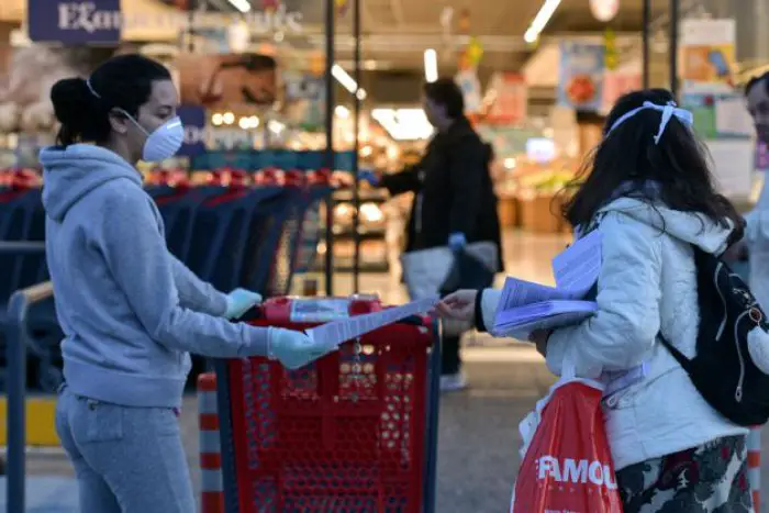 Unser Archivfoto (© Eurokinissi) entstand vor einem griechischen Supermarkt.