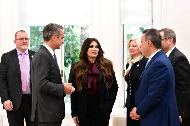 Unser Foto (© Eurokinissi) entstand am Montag (16.2.) im Amtssitz von Premierminister Kyriakos Mitsotakis (2. v. l.).