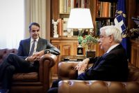 Unser Foto (© Eurokinissi) zeigt Oppositionsführer Kyriakos Mitsotakis (l.) am Mittwoch im Gespräch mit dem griechischen Staatspräsidenten Prokopis Pavlopoulos. Anlass für das Treffen war die mit Skopje erzielte Vereinbarung in der Namensfrage. 