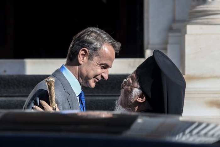 Unser Archivfoto (© Eurokinissi) entstand am 11. Oktober während eins Treffens zwischen Premierminister Kyriakos Mitsotakis und dem Erzbischof Bartholomäus, wo u. a. auch die Sicherheit des Klosters des Heiligen Porphyrios in Gaza besprochen wurde.