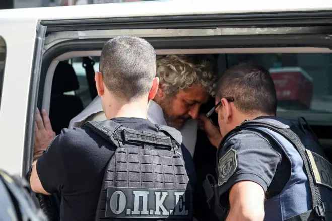 Unser Foto (© Eurokinissi) zeigt James Dalamangas am Montag (8.6.) vor dem Gerichtshof von Patras.