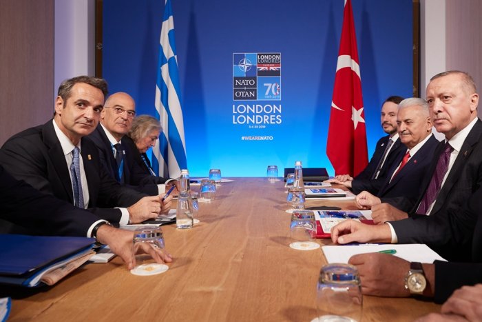 Unser Archivfoto (© Eurokinissi) entstand 2019 während eines Treffens einer griechischen und einer türkischen Delegation unter Premierminister Kyriakos Mitsotakis und dem türkischen Präsidenten Recep Tayyip Erdogan.
