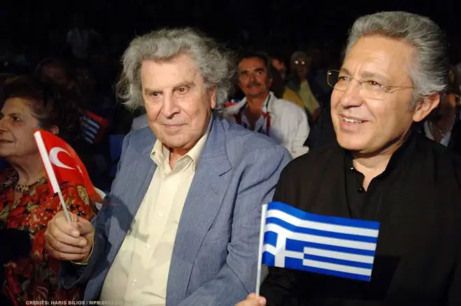  „Der geehrte türkische Künstler Zülfü Livanelli (r.) mit dem griechischen Komponisten Mikis Theodorakis im Jahr 2015“. (Archivfoto: © Eurokinissi)
