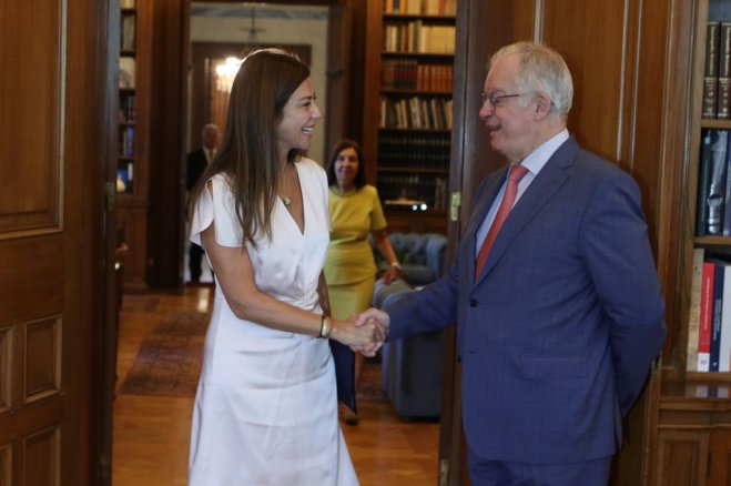 Unser Foto (© Eurokinissi) entstand während des Treffens zwischen Staatspräsident Konstantinos Tassoulas (r.) und Bildungsministerin Sofia Zacharaki.