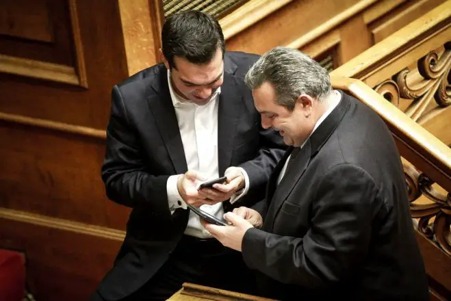 Unser Archivfoto (© Eurokinissi) entstand Ende 2017 im Parlament. Links: Premier Alexis Tsipras, rechts: sein Koalitionspartner Panos Kammenos.