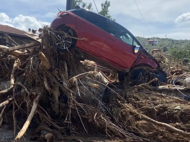 Ein Auto liegt abwärtsgerichtet auf einem Haufen Treibgut. (Foto: © Ulrike Dietschy)