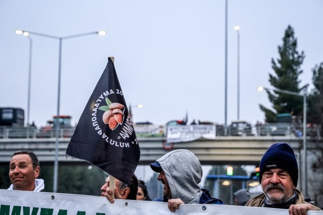 Unsere Fotos (© Eurokinissi) entstanden am Dienstag (28.1.) auf der Nationalstraße in der Nähe von Larissa.