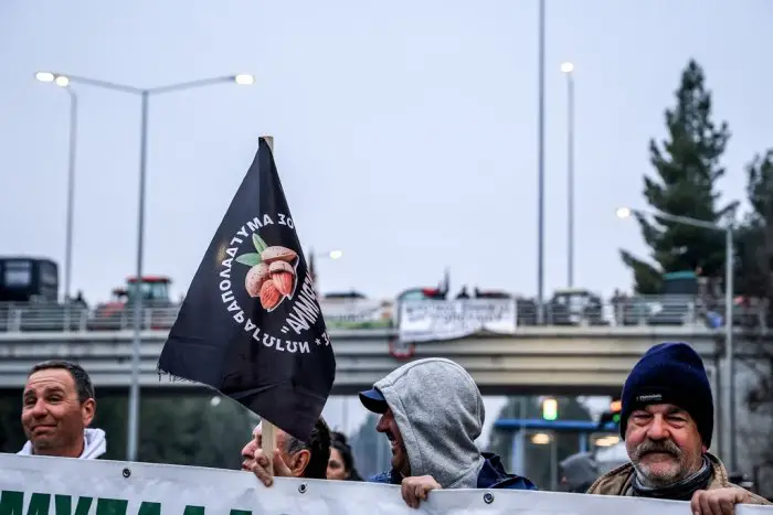 Unsere Fotos (© Eurokinissi) entstanden am Dienstag (28.1.) auf der Nationalstraße in der Nähe von Larissa.