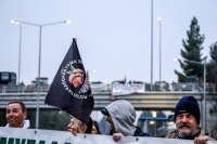 Unsere Fotos (© Eurokinissi) entstanden am Dienstag (28.1.) auf der Nationalstraße in der Nähe von Larissa.