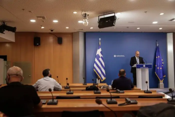 Unser Archivfoto (© Eurokinissi) zeigt Regierungssprecher Jannis Ikonomou während einer Pressekonferenz.