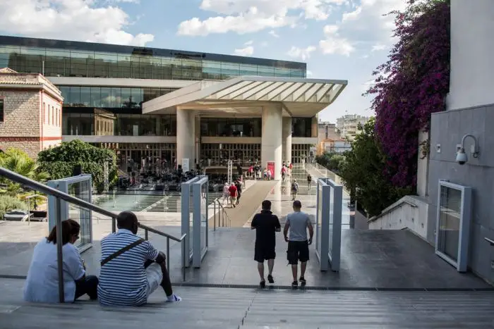 Unsere Archivaufnahmen entstanden vor und im neuen  Akropolis Museum in Athen. 