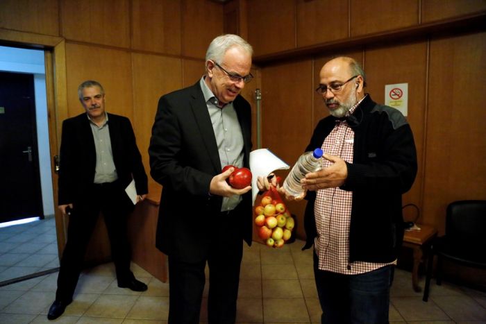 Unser Foto (© Eurokinissi) zeigt den Vizeregierungschef Jannis Dragasakis nach dem Treffen mit Vertretern der Landwirte.