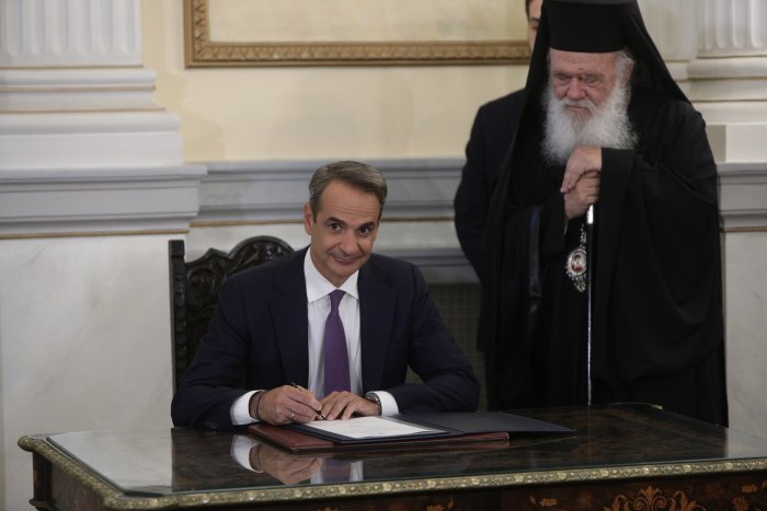 Ministerpräsident Kyriakos Mitsotakis während der Vereidigung. Rechts von ihm: der Erzbischof von Athen und ganz Griechenland, Hieronymos (© Eurokinissi).
