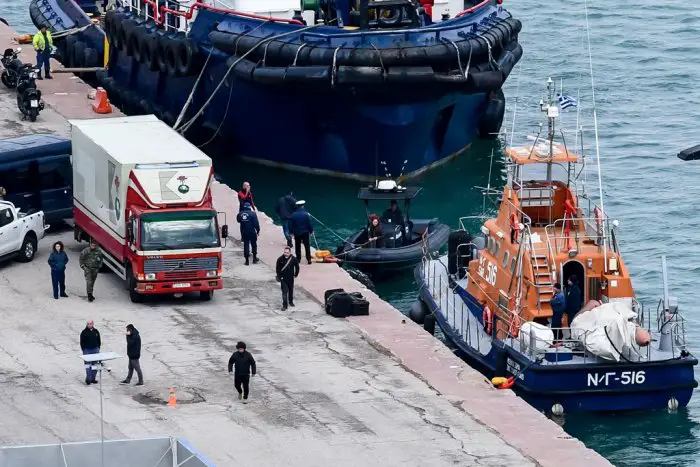 Unser Foto (© Eurokinissi) entstand während der Bergungsarbeiten des abgestürzten Kampfjets.