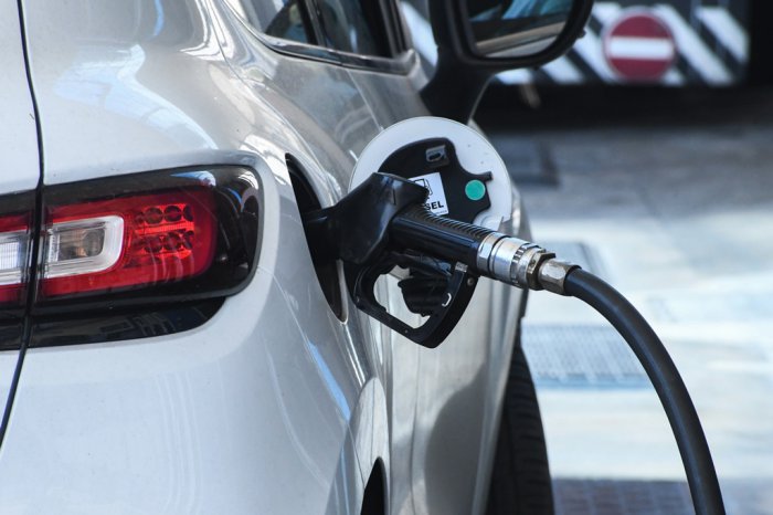 Foto (© Eurokinissi): Die Preise für Benzin und Diesel haben sich in den letzten Jahren fast verdoppelt.