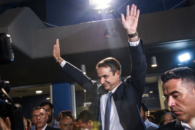 Unser Foto (© Eurokinissi) zeigt den neuen Ministerpräsidenten Kyriakos Mitsotakis nach seiner Wahl am Sonntag.