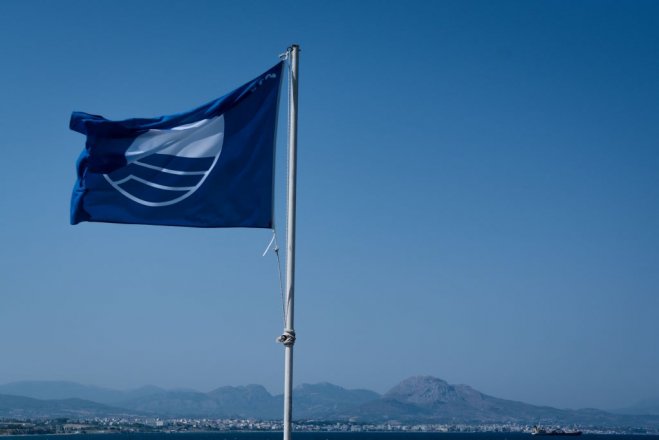 Unser Archivfoto (© Eurokinissi) zeigt die Blaue Flagge am Strand.