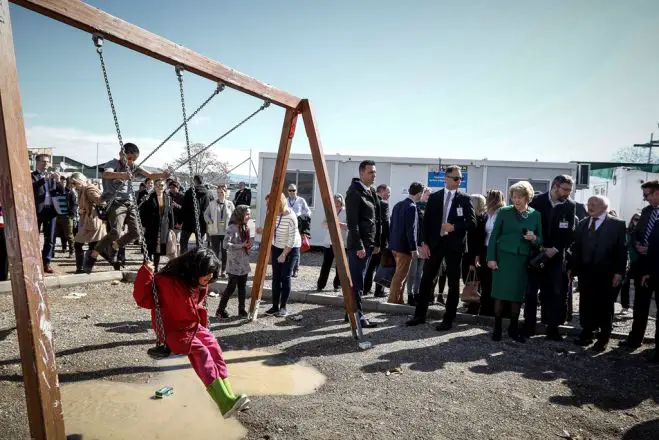 Unser Archivfoto (© Eurokinissi) entstand im Februar 2018 während eines Besuches des Präsidenten der Republik Irland Michael Higgins im Flüchtlingslager bei Eleonas, westlich von Athen.