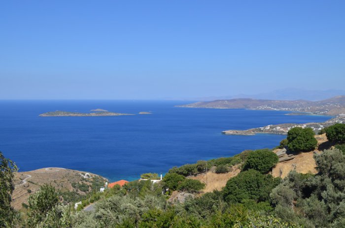 Strahlend blauer Himmel: Unser Foto (© GZ / Jan Hübel) entstand auf der Insel Andros.