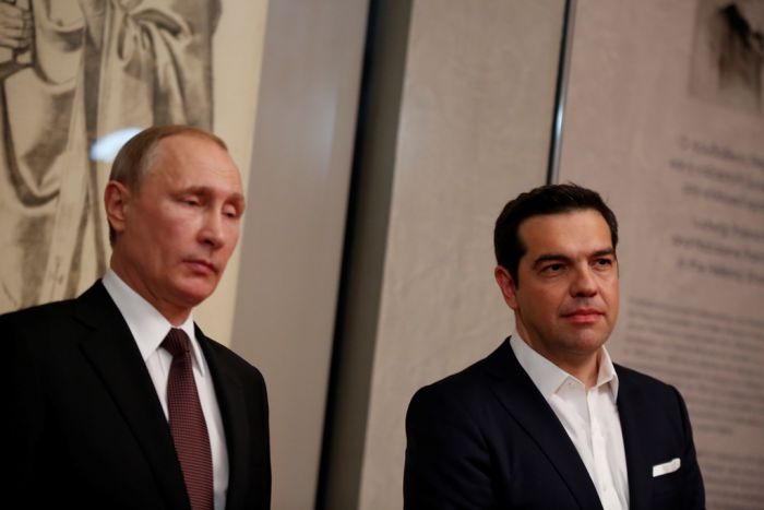 Unser Archivfoto (© Eurokinissi) zeigt Ministerpräsident Alexis Tsipras (r.) während einer Begegnung mit dem russischen Präsidenten Wladimir Putin. Es entstand im Mai 2016 während der Vernissage einer Ausstellung im Byzantinischen Museum von Athen.