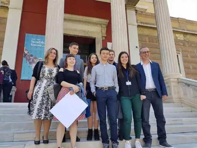 Foto © DSA/ Die stolzen Gewinner am Sonntag vor dem alten Parlamentsgebäude in Athen