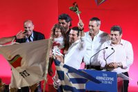 Unser Foto (© Eurokinissi) entstand in Heraklion auf Kreta nach einer Rede von Ministerpräsident Alexis Tsipras.