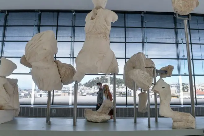 Unsere Archivfotos (© Eurokinissi) entstanden im Akropolis Museum, wo der rechtmäßige Platz der Parthenon-Skulpturen ist. Im hochmodernen Museumsgebäude sind derzeit Nachbildungen zu sehen. In Griechenland hegt man die Hoffnung, dass diese Imitate schon bald durch die Originale aus dem British Museum ersetzt werden.