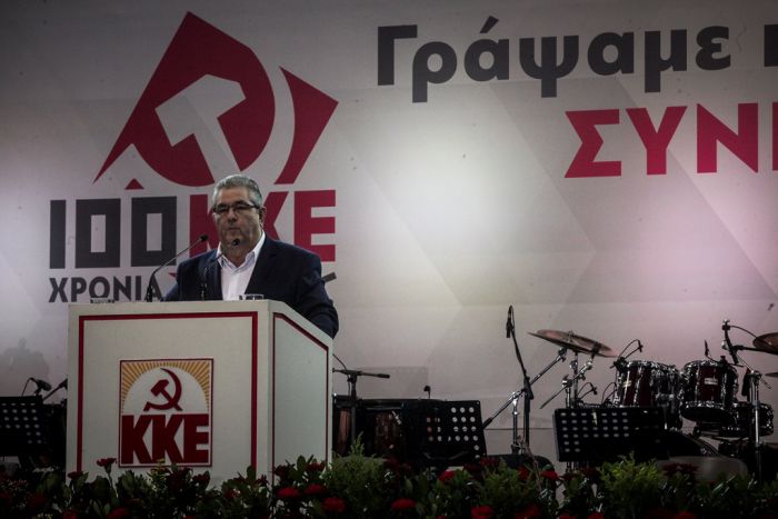 Unser Foto (© Eurokinissi) zeigt den Generalsekretär der Kommunistischen Partei Griechenlands (KKE) Dimitris Koutsoumbas während seiner Rede am Sonntag zum 100jähriges Bestehen der KKE im Stadion des Friedens- und der Freundschaft bei Athen.