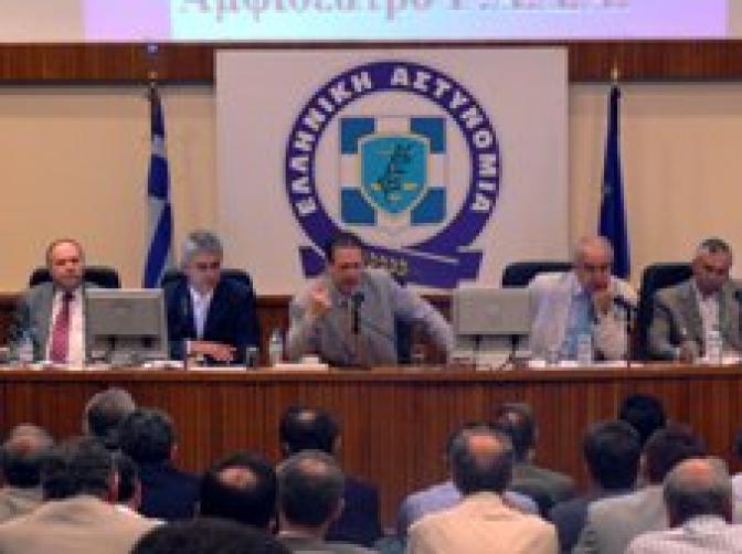 Polizisten müssen sich wegen Misshandlung von Immigranten verantworten