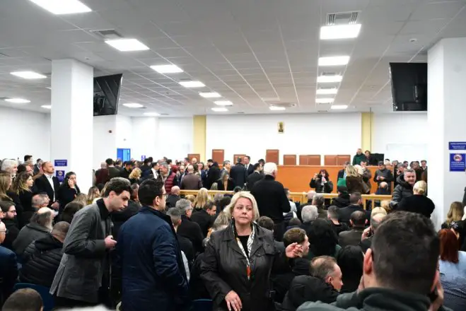 Unser Foto (© Eurokinissi) entstand am Montag (23.3.) während des Tempi-Prozesses in Larissa.