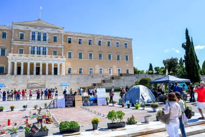 Unser Archivfoto (© Eurokinissi) entstand während des Hungerstreiks von Panos Routsis vor dem Denkmal des unbekannten Soldaten und dem Parlament.