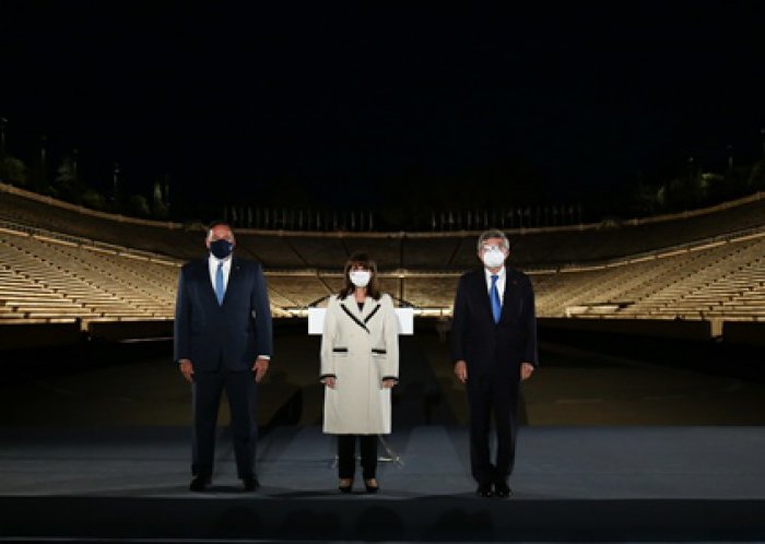 Unser Foto (© EOE ) zeigt Staatspräsidentin Katerina Sakellaropoulou (Mitte) mit dem IOC-Präsidenten Thomas Bach (r.) und EOE-Präsidenten Spyros Kapralos.