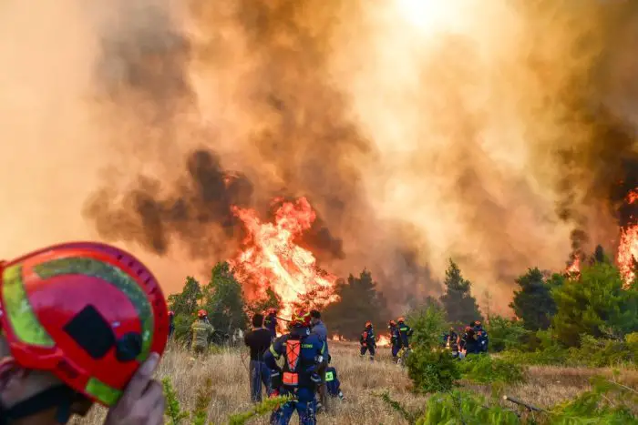 Unser Foto (© Eurokinissi) entstand während der Löscharbeiten in der Nähe von Porto Germeno.