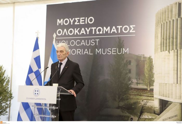 Unser Foto (© Eurokinissi) zeigt den Oberbürgermeister von Thessaloniki Jannis Boutaris Ende Januar während einer vielbeachteten Rede anlässlich der Grundsteinlegung für das Neue Jüdische Museum seiner Stadt. Anlass war der Gedenktag an den Holocaust am 28. Januar 2018. Die Griechenland Zeitung veröffentlichte diese Rede in Ausgabe 618 vom 7. März 2018.