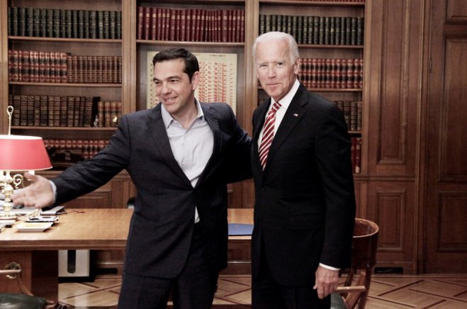Unser Foto (© Eurokinissi) entstand im Juni 2017, als Joe Biden (r.) Griechenland einen Besuch abstattete, wobei er sich u. a. mit dem damaligen Ministerpräsidenten Alexis Tsipras (l.) in dessen Amtssitz traf. 