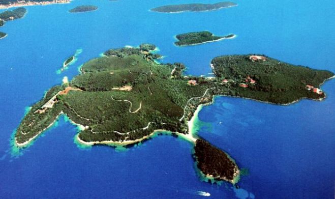 Unser Foto (© Eurokinissi) zeigt die Insel Skorpios im Ionischen Meer.